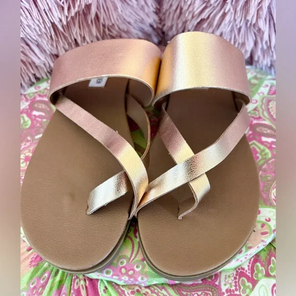 Steve Madden Stylish Rose Gold Metallic Sandals - Picture 5 of 7